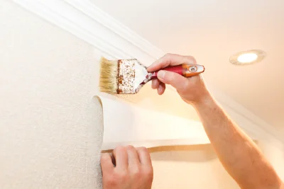 Pose de papier peint à Varès — revêtements muraux et toiles de verre